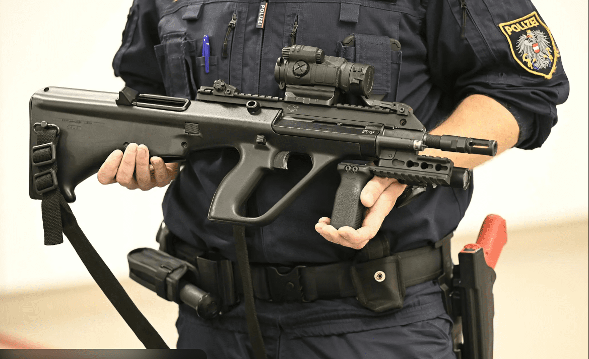 Austrian army colonel held as police raid far-right ‘weapons exercise’