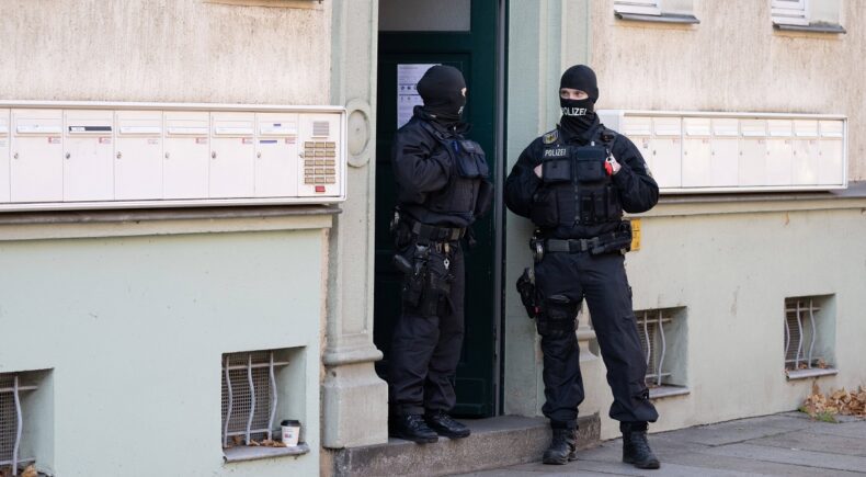 05 November 2024, Saxony, Dresden: Police officers stand in a building entrance in the Cotta district of Dresden during a raid against suspected right-wing extremists. The federal prosecutor's office has arrested eight suspected right-wing terrorists in Saxony and Poland. At the same time, around 20 properties are being searched, according to the Karlsruhe authorities. Searches are also being carried out in Austria. Photo: Sebastian Kahnert/dpa 
Dostawca: PAP/DPA.