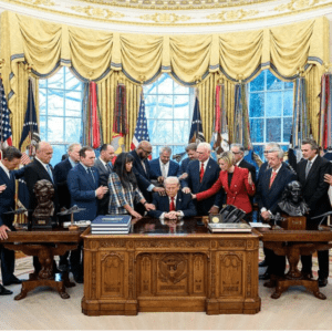 Trump prays with evangelical Christians